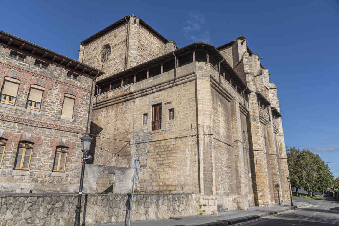Vizcaya - Orduña 16 - iglesia fortificada de Santa María.jpg